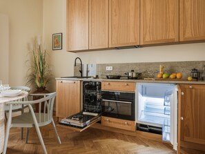 Réfrigérateur, micro-ondes, plaque de cuisson, lave-vaisselle