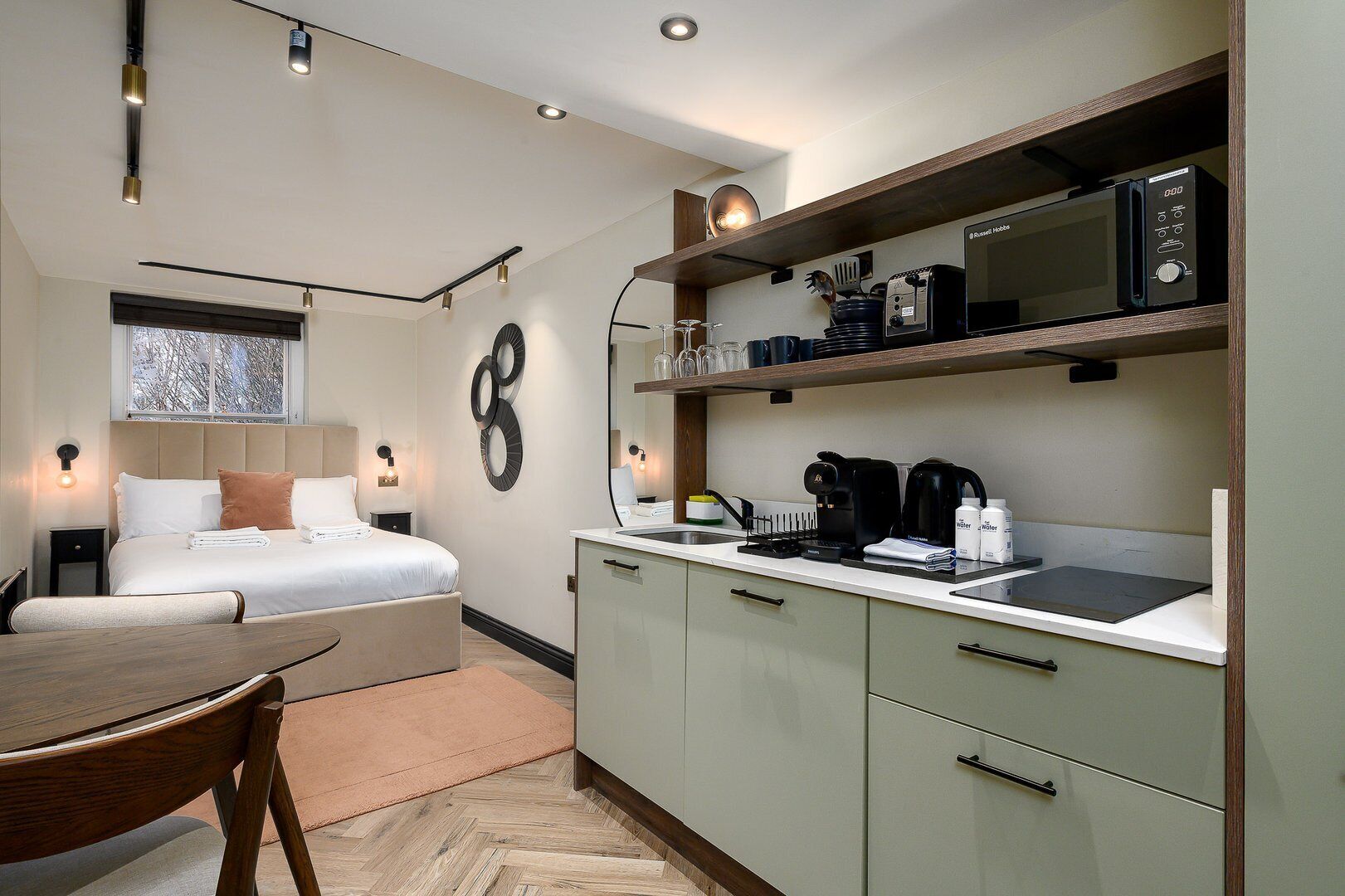 Iron/ironing board, internet, bed sheets