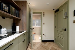 Geladeira, micro-ondas, cafeteira/chaleira, torradeira