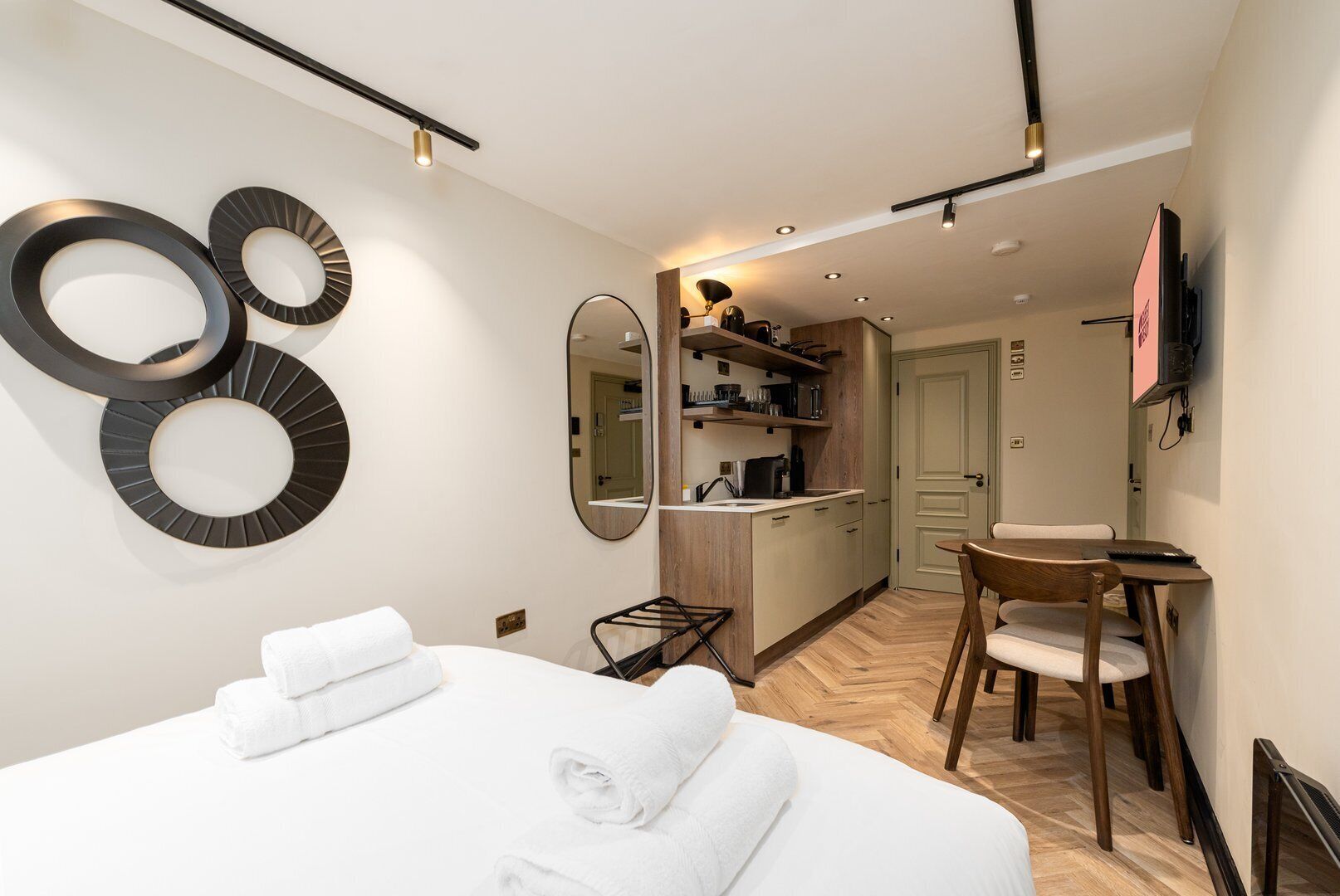 Iron/ironing board, internet, bed sheets