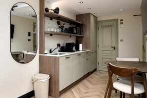 Réfrigérateur, micro-ondes, cafetière/bouilloire, grille-pain