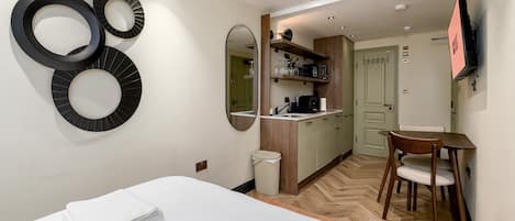 Fer et planche à repasser, accès Internet, draps fournis