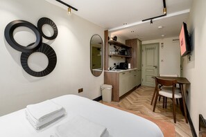 Bügeleisen/Bügelbrett, Internetzugang, Bettwäsche