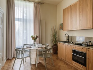 Kühlschrank, Mikrowelle, Herdplatte, Geschirrspüler