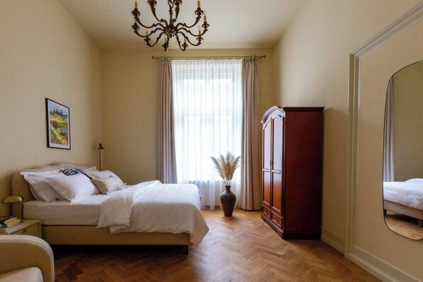 2 bedrooms, desk, iron/ironing board, bed sheets