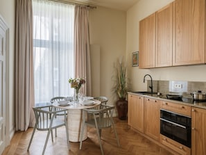 Fridge, microwave, stovetop, dishwasher