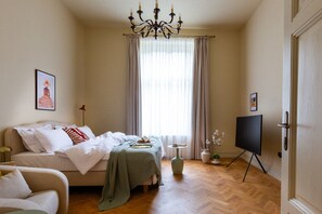2 habitaciones, tabla de planchar con plancha y ropa de cama 