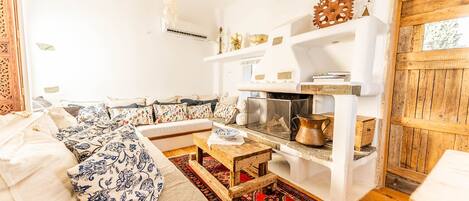 Télévision, cheminée, espaces bureaux