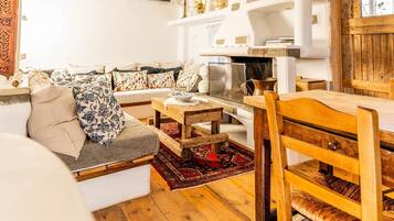 TV, caminetto, studio