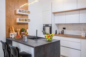 Refrigerador, microondas, horno y lavavajillas 