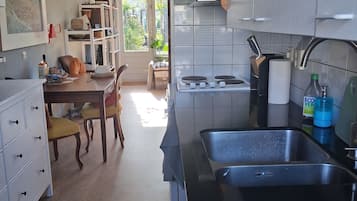 Refrigerador, parrilla de estufa, lavavajillas y cafetera y tetera