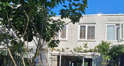Comfortable home close to train station and Amsterdam
