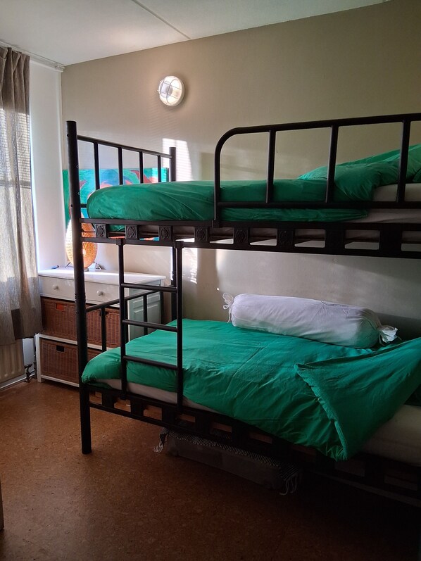 2 quartos, ferros/tábuas de passar roupa, Wi-Fi, roupa de cama