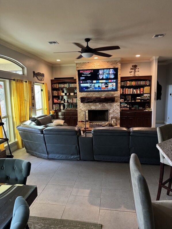 Smart-TV, Kamin, Bücher