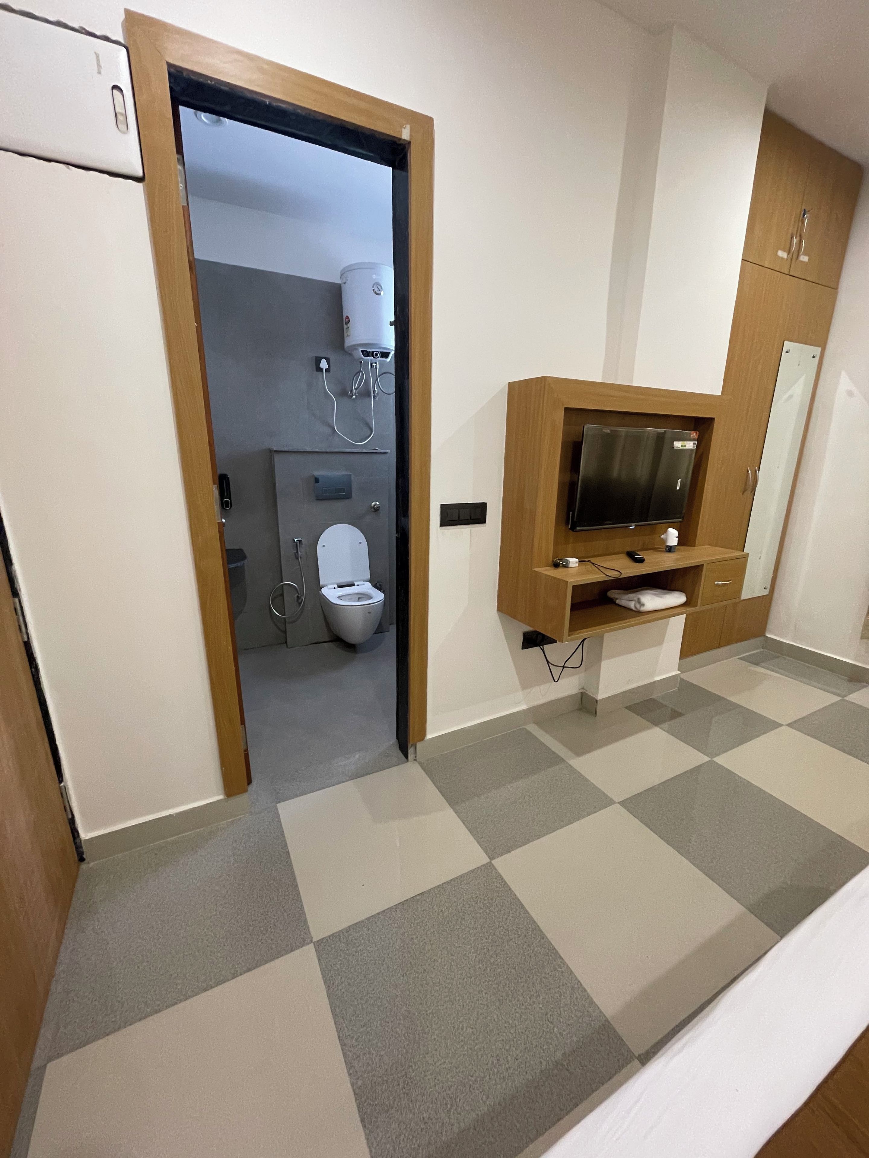 Un baño con inodoro, lavabo y zona de ducha.