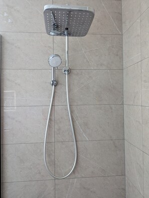 Haartrockner, Handtücher, Seife, Shampoo