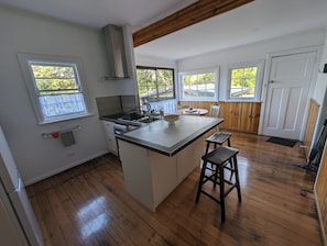 Kjøleskap, mikrobølgeovn, ovn og kokeplater