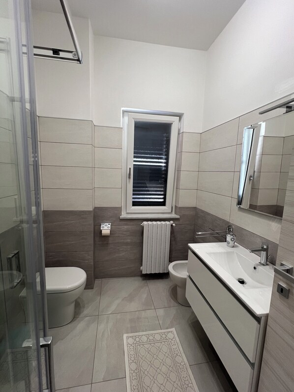 Dusche, Haartrockner, Bidet, Handtücher