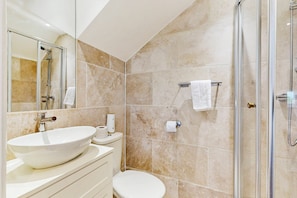 Douche, sèche-cheveux, serviettes fournies, savon