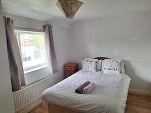 2 室のベッドルーム、WiFi (無料)、ベッドシーツ