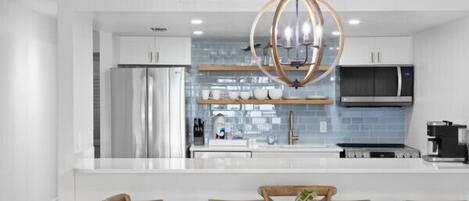 Réfrigérateur, micro-ondes, four, plaque de cuisson