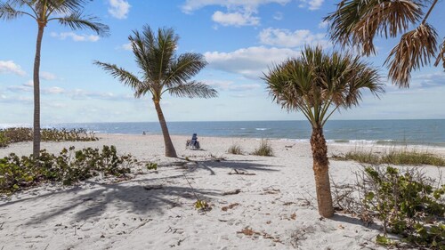 Stunning 2BR/2BA With Panoramic Gulf Front Views, Fully Remodeled!