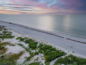 On the beach - Ocean's Edge - Beachfront Luxury Condo (Captiva)