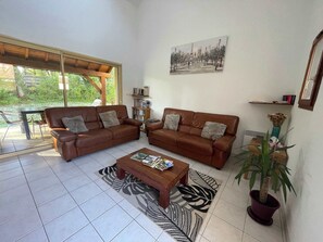 Fernseher, DVD-Player, Stereoanlage