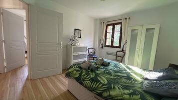 4 bedrooms, iron/ironing board, travel cot, WiFi