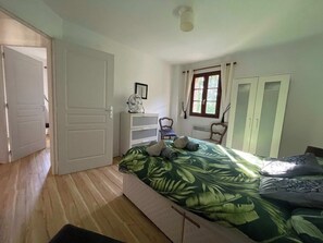 4 Schlafzimmer, Bügeleisen/Bügelbrett, Reisekinderbett, WLAN