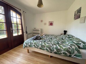 4 bedrooms, iron/ironing board, travel cot, WiFi