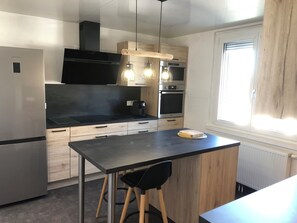Jääkaappi, mikroaaltouuni, uuni, liesi