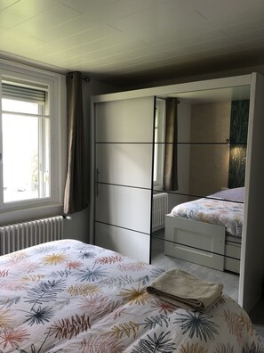 3 bedrooms, desk, iron/ironing board, travel cot