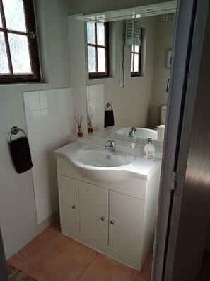Shower, towels - BUTTERFLY COTTAGE : rustic & charming cottage in Normandy (Tessy-Bocage)