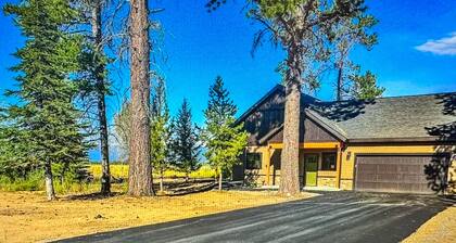 Cozy 3-bedroom cabin in tranquil Donnelly with WiFi, AC