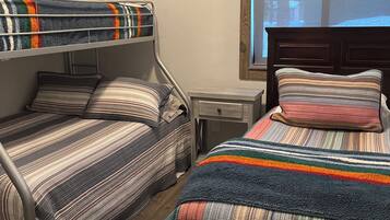 3 bedrooms, iron/ironing board, WiFi, bed sheets