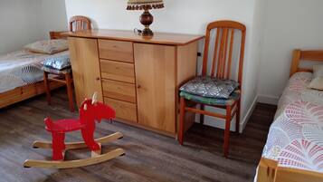 3 quartos, ferros/tábuas de passar roupa, berço de viagem