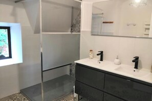 Een douche, een haardroger, handdoeken, toiletpapier