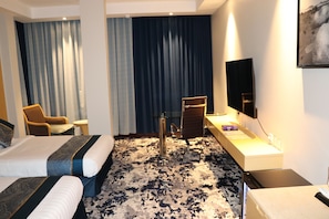 1 bedroom, desk, laptop workspace, soundproofing