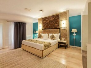 Egyptian cotton sheets, premium bedding, desk, laptop workspace - Hotel Shyam International (New Delhi)