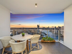 Outdoor dining - Avalon - 2 Bed Condo Pool, Spa, Steam, Gym, Cinema (Gold Coast)