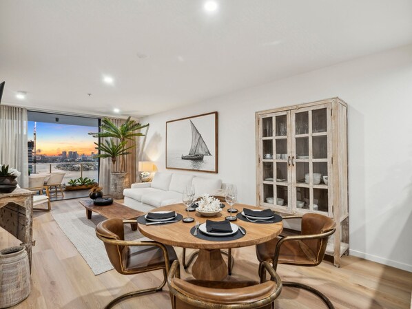 Dining - Avalon - 2 Bed Condo Pool, Spa, Steam, Gym, Cinema (Gold Coast)