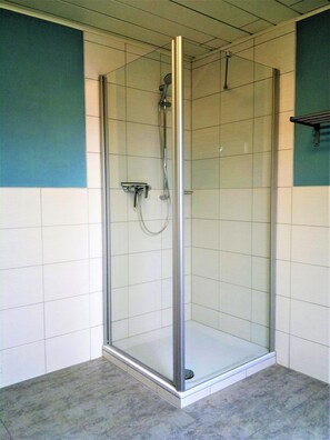 Dusche, Haartrockner, Handtücher, Seife