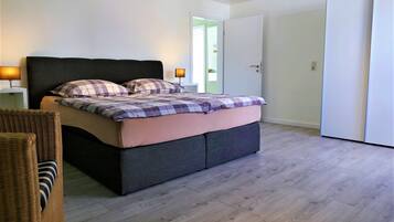 2 bedrooms, iron/ironing board, free WiFi, bed sheets