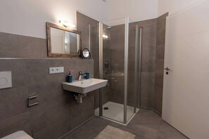 Ducha, secador de pelo, toallas