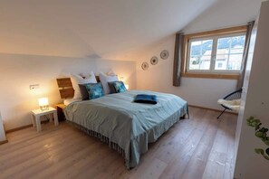 4 عدّة غرف نوم وسرير سفر وواي فاي وملاءات أسرّة