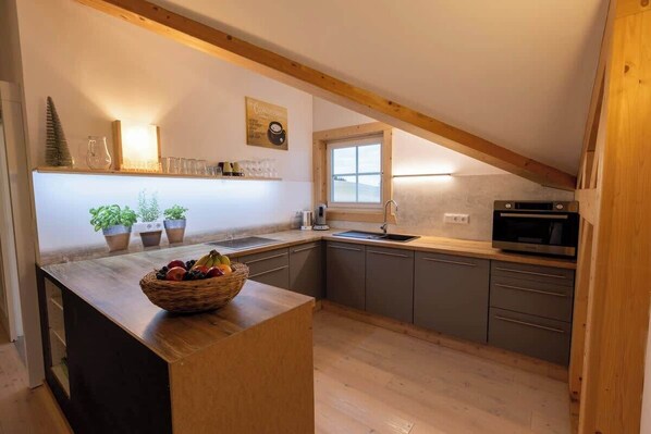 ثلاجة، ميكروويف، فرن، موقد طهي مسطح