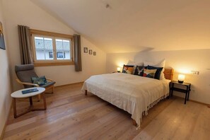 4 bedrooms, travel crib, WiFi, bed sheets