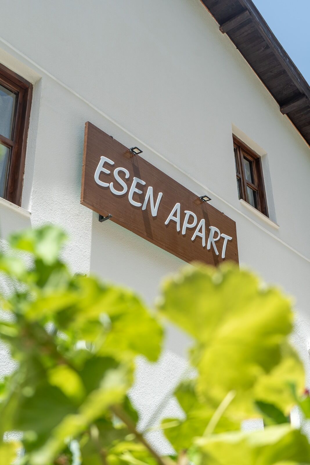 Un letrero que dice "ESEN APART" en un edificio.