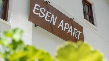 Un letrero que dice "ESEN APART" en un edificio.
